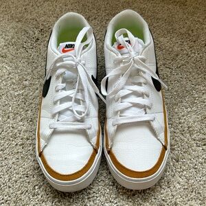 Women's Nike court legacy